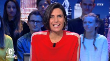 Le pull rouge bandes semi transparentes de Alessandra Sublet dans C'est Canteloup du 17/12/2018