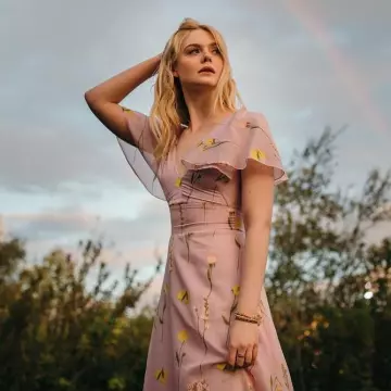 La robe rose à fleurs portée par Elle Fanning sur son compte Instagram @ellefanning