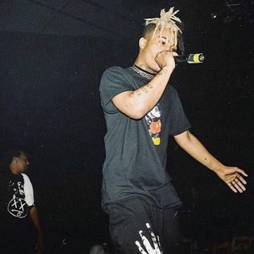 The t-shirt mickey Uniqlo of XXXTentacion on the account Instagram @endlespainx