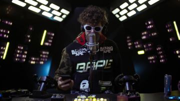Chaqueta Bape de Sirap en su clip Règlement Space #5 (Freestyle)