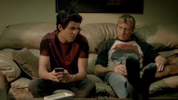 Zebra t-shirt porté par Johnny Lawrence (William Zabka) comme on le voit dans Cobra Kai S02E08