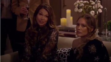 Zara Robe imprimée avec Élastiques Détails portés par Liza Miller (Sutton Foster) chez les Jeunes (S05E04)