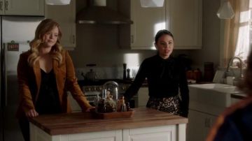 Alice + Olivia Marisa Guipure Pantalones cortos de encaje usados por Mona Vanderwaal (Janel Parrish) en Pretty Little Liars: The Perfectionists (S01E07)