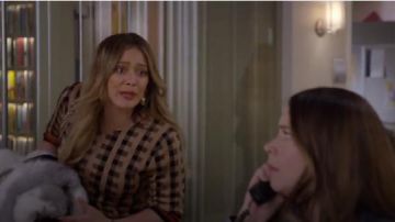 Suéter de mezcla de lana Dries Van Noten Jayan usado por Kelsey Peters (Hilary Duff) en Younger (S05E05)