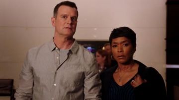 Kenzo Équipé de Longue Manches V-Cou Chandail porté par Athena Subvention (Angela Bassett) dans le 9-1-1 (S02E17)