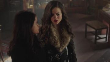 Bcbgmaxazria Vestido de túnica con estampado floral metálico usado por Maggie Vera (Sarah Jeffery) en Charmed (S01E20)