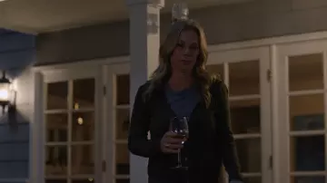 Le sweat zippé à capuche vert de Jen (Christina Applegate) dans Dead to Me (S01E03)