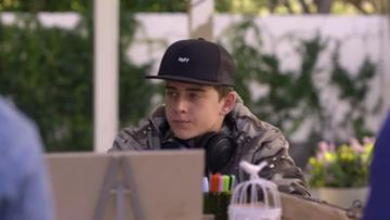 La casquette noire Obey de Charlie (Sam McCarthy) dans Dead to Me (S01E03)