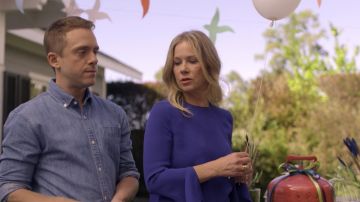 The blouse blue-Jen (Christina Applegate) in Dead to Me (S01E03)