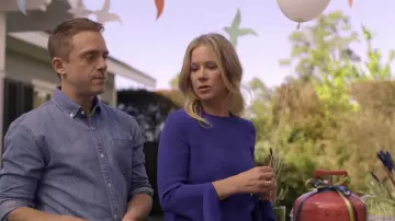 La blouse bleue de Jen (Christina Applegate) dans Dead to Me (S01E03)