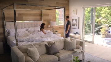 The padded headboard white Steve (James Marsden) in Dead to Me (S01E04)