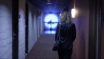 Le petit sac noir chaine matelassé de Jen (Christina Applegate) dans Dead to Me (S01E05)