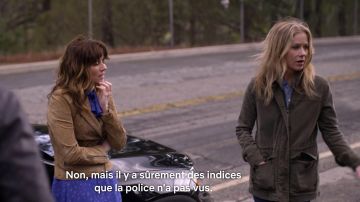 The khaki jacket of Jen (Christina Applegate) in Dead to Me (S01E06)