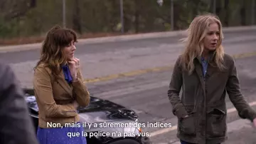 La veste kaki de Jen (Christina Applegate) dans Dead to Me (S01E06)