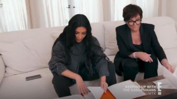 Yeezy de la Saison 5 de Veste Denim Classique porté par elle-Même (Kim Kardashian West) en accord avec les Kardashians (S16E05)