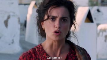 The dress black and red Jacinta (Penélope Cruz) in Pain and glory