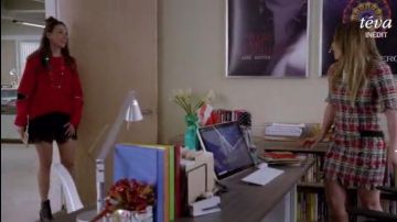 Alexander McQueen Coupe-Détail Chandail porté par Liza Miller (Sutton Foster) chez les Jeunes (S05E07)