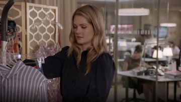 Ver por Chloe Plaid Crepe Camisa usada por Sutton Brady (Meghann Fahy) en The Bold Type (S03E05)
