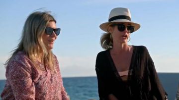 Michael Stars Tassels For All Ruana usada por ella misma (Kristin Cavallari) en Very Cavallari (S02E09)