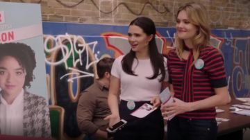 Frame Denim Striped Tie Neck Tee usado por Sutton Brady (Meghann Fahy) en The Bold Type (S03E05)