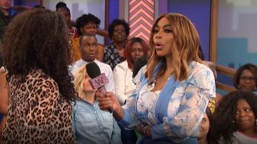 Alice+Olivia Blusa Talulah porté par Wendy Williams sur Le Wendy Williams Show le 7 Mai 2019