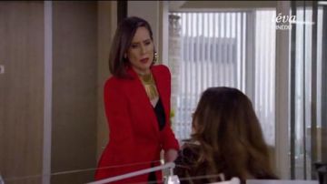 Alexander McQueen Unique Bouton Blazer porté par Diana Truite (Miriam Shor) chez les Jeunes (S05E08)