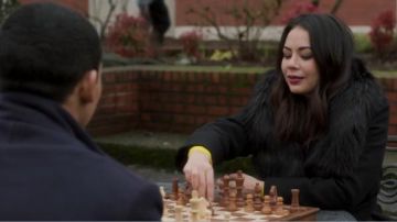 Abrigo Club Monaco Lenoria usado por Mona Vanderwaal (Janel Parrish) en Pretty Little Liars: The Perfectionists (S01E08)