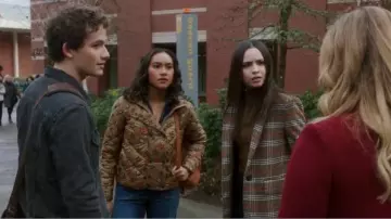 Scotch & Soda Star Imprimer Recadrée doudoune portés par Caitlin Lewis (Sydney Park) dans Pretty Little Liars: Les Perfectionnistes (S01E08)
