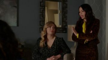 Zara Animal Print Blazer usado por Mona Vanderwaal (Janel Parrish) en Pretty Little Liars: The Perfectionists (S01E08)