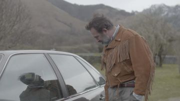 La veste en daim à franges portée par Georges (Jean Dujardin) dans Le daim
