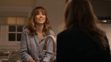 Rails Ingrid Camisa usada por Judy (Linda Cardellini) en Dead to Me (S01E02)