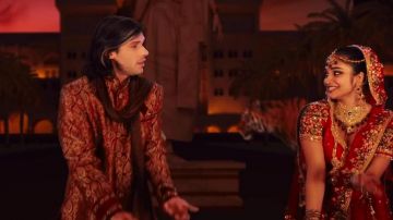 Le Sherwani rouge brodé or porté par Orelsan dans son clip Dis moi