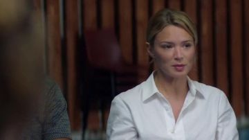 La camisa blanca de Sybil (Virginie Efira) en Sibila