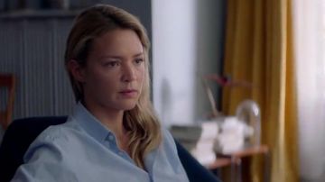 La camisa azul claro de Sybil (Virginie Efira) en Sibila