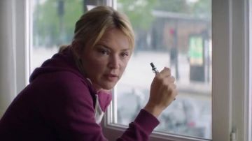 La sudadera con capucha púrpura de Sybil (Virginie Efira) en Sibila