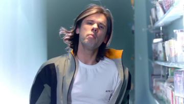 Le t-shirt blanc Avnier porté par Orelsan dans son clip Dis moi