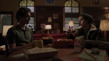 Le blouson à carreaux Scotch & Soda de Jughead Jones (Cole Sprouse) dans Riverdale (S03E21)