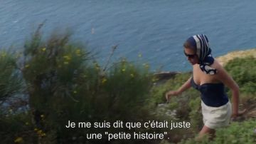 Traje de baño bustier azul de una sola pieza de Margot (Adèle Exarchopoulos) en Sibila