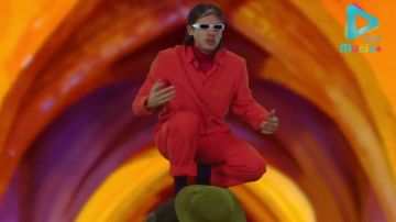 La chemise orange portée par Orelsan dans son clip Dis moi