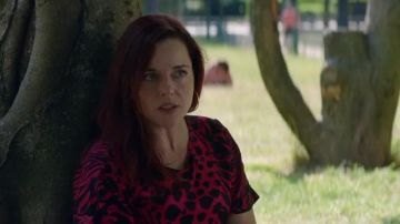 El vestido de leopardo rojo y negro de Edith (Laure Calamy) en Sibila