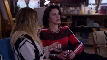 3.1 Phillip Lim Croppped Top usado por Maggie (Debi Mazar) en Younger (S05E10)
