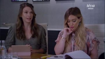 Zimmermann Radiate Cascade Floral Top usado por Kelsey Peters (Hilary Duff) en Younger (S05E10)