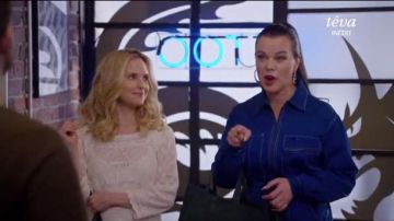 Traje de banda de algodón bordado con el logotipo de Givenchy usado por Maggie (Debi Mazar) en Younger (S05E11)