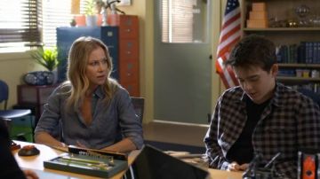 Rails Ingrid Raw Hem Chambray Shirt worn by Jen Harding (Christina Applegate) in Dead to Me (S01E06)