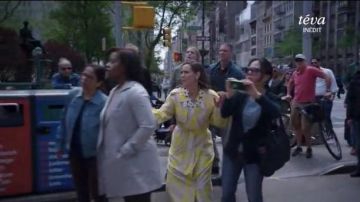 Gabardina Dries Van Noten Ronchi usada por Diana Trout (Miriam Shor) en Younger (S05E12)