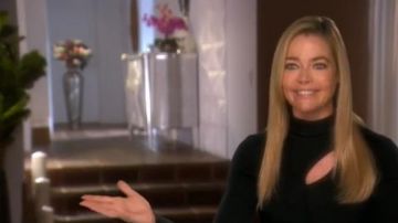 Alice + Olivia Sophie Chandail porté par Denise Richards dans Le Real Housewives de Beverly Hills (S09E13)