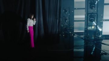 Le pantalon rose ample de Jenifer dans son clip Comme c'est bon