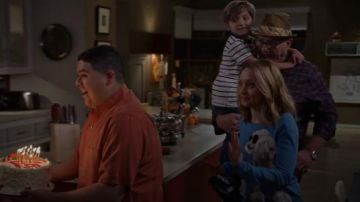 Alice + Olivia Connie Caniche Chandail porté par le Sherry dans la Famille Moderne (S10E22)