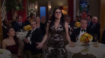 Alice + Olivia Marleen Robe portée par Alex Dunphy (Ariel Winter) dans la Famille Moderne (S10E22)