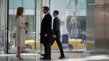 Le trench coat de Donna Paulsen (Sarah Rafferty) dans Suits : Avocats sur Mesure (S07E01)